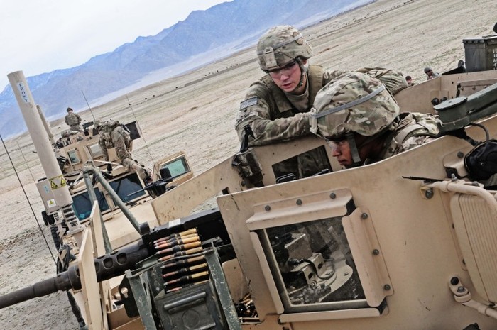 Lính Mỹ luyện bắn súng máy gắn trên xe chiến đấu tại căn cứ Mehtar Lam.